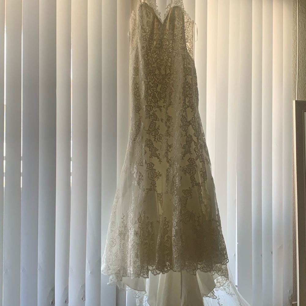 Size 12 wedding dress. Mermaid style. Ivory in color.